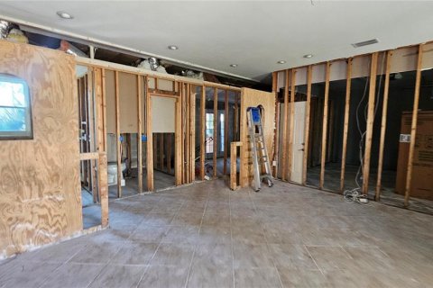 House in Saint Petersburg, Florida 3 bedrooms, 154.96 sq.m. № 2106695 - photo 5