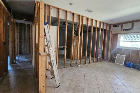 House in Saint Petersburg, Florida 3 bedrooms, 154.96 sq.m. № 2106695 - photo 13