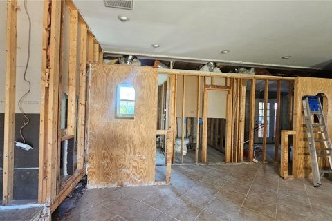 House in Saint Petersburg, Florida 3 bedrooms, 154.96 sq.m. № 2106695 - photo 4