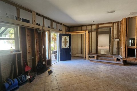 House in Saint Petersburg, Florida 3 bedrooms, 154.96 sq.m. № 2106695 - photo 9