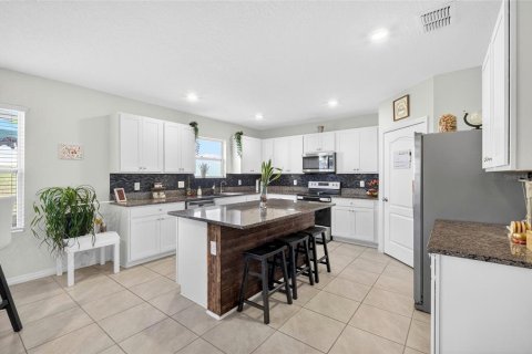 House in Clermont, Florida 5 bedrooms, 260.96 sq.m. № 2232212 - photo 12