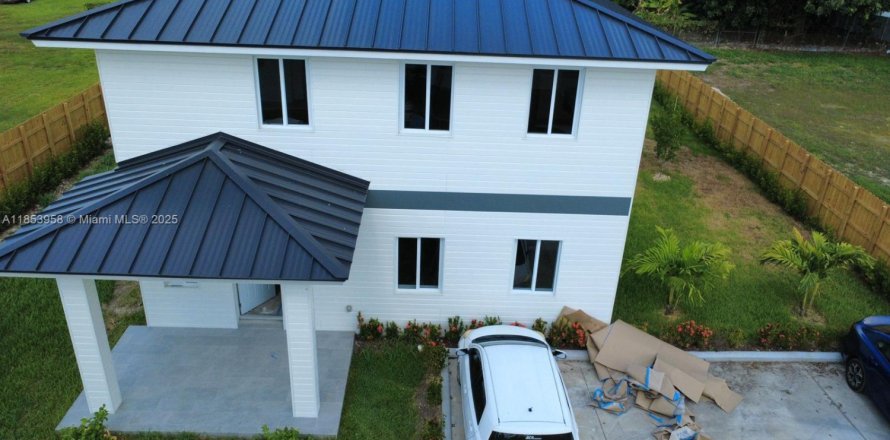 House in Florida City, Florida 8 bedrooms № 1871981