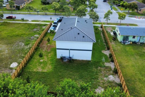 House in Florida City, Florida 8 bedrooms № 1871981 - photo 11