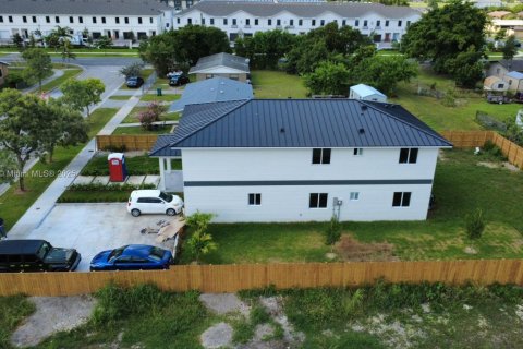 House in Florida City, Florida 8 bedrooms № 1871981 - photo 3