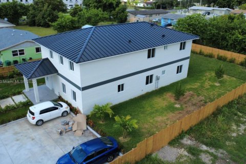 House in Florida City, Florida 8 bedrooms № 1871981 - photo 5