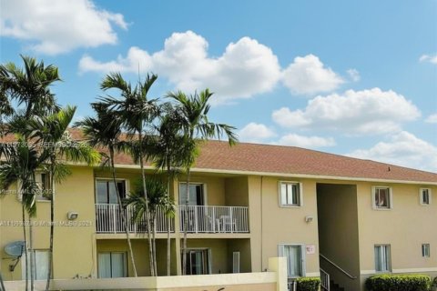 Condominio en Hialeah, Florida, 1 dormitorio  № 2038381