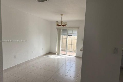Duplex in Sweetwater, Florida 2 bedrooms № 1952637 - photo 9