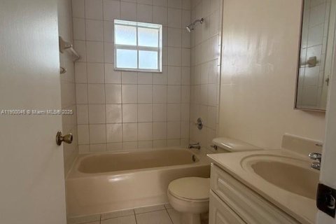 Duplex in Sweetwater, Florida 2 bedrooms № 1952637 - photo 7