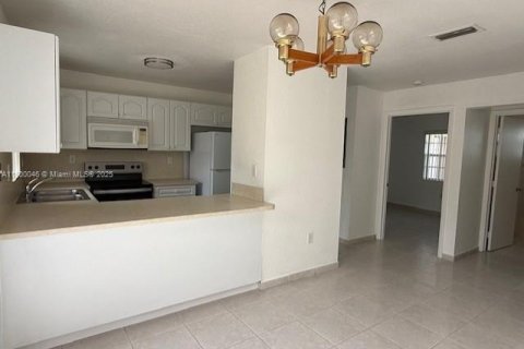 Duplex in Sweetwater, Florida 2 bedrooms № 1952637 - photo 12