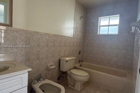 Duplex in Sweetwater, Florida 2 bedrooms № 1952637 - photo 8