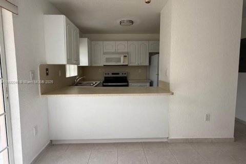 Duplex in Sweetwater, Florida 2 bedrooms № 1952637 - photo 13