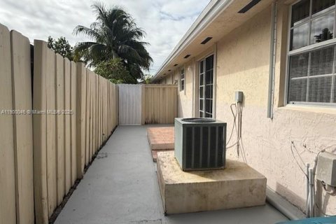 Duplex in Sweetwater, Florida 2 bedrooms № 1952637 - photo 18