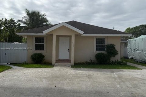 Duplex in Sweetwater, Florida 2 bedrooms № 1952637 - photo 1
