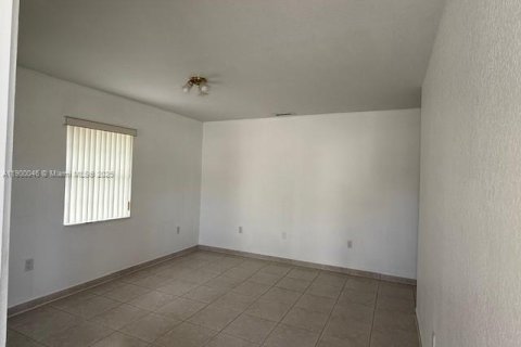 Duplex in Sweetwater, Florida 2 bedrooms № 1952637 - photo 3