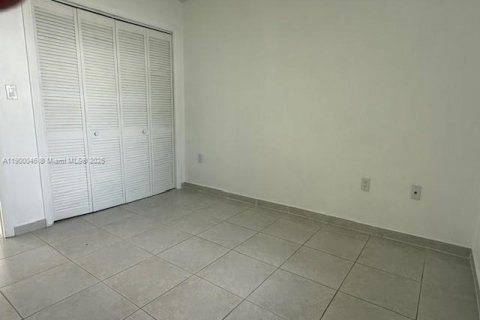 Duplex in Sweetwater, Florida 2 bedrooms № 1952637 - photo 10