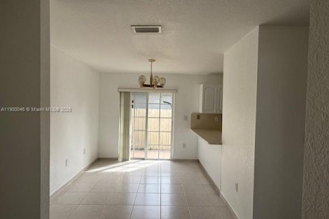 Duplex in Sweetwater, Florida 2 bedrooms № 1952637 - photo 6