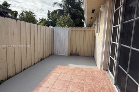 Duplex in Sweetwater, Florida 2 bedrooms № 1952637 - photo 17
