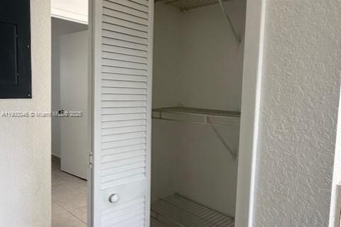 Duplex in Sweetwater, Florida 2 bedrooms № 1952637 - photo 15