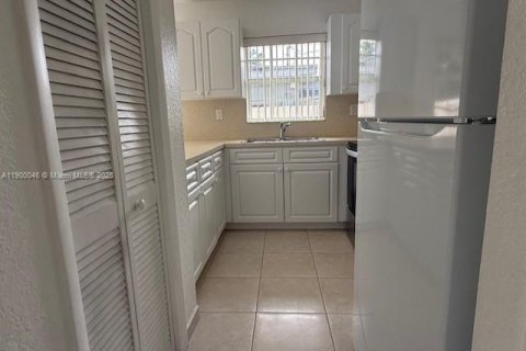 Duplex in Sweetwater, Florida 2 bedrooms № 1952637 - photo 14