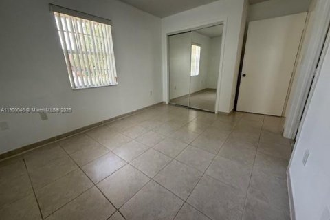 Duplex in Sweetwater, Florida 2 bedrooms № 1952637 - photo 4