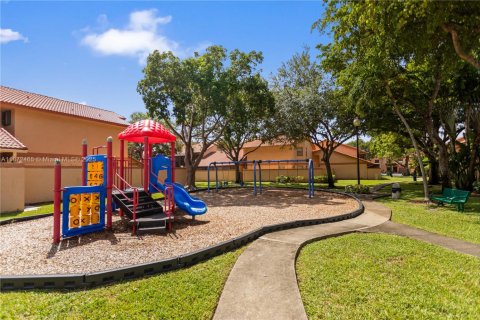 Casa en venta en Pembroke Pines, Florida, 3 dormitorios № 1898223 - foto 7