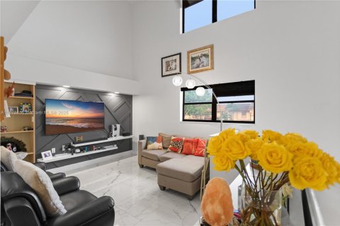 Casa en venta en Pembroke Pines, Florida, 3 dormitorios № 1898223 - foto 1