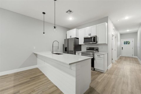 Immobilier commercial à vendre à Port Charlotte, Floride: 6 chambres, 224.17 m2 № 2290671 - photo 2