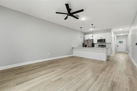 Immobilier commercial à vendre à Port Charlotte, Floride: 6 chambres, 224.17 m2 № 2290671 - photo 3