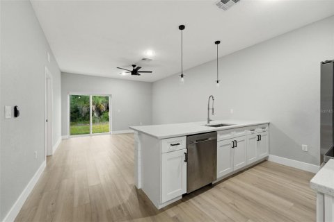 Immobilier commercial à vendre à Port Charlotte, Floride: 6 chambres, 224.17 m2 № 2290671 - photo 6