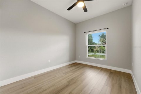 Immobilier commercial à vendre à Port Charlotte, Floride: 6 chambres, 224.17 m2 № 2290671 - photo 15