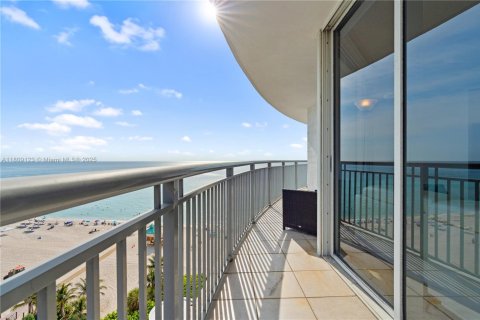 Condo in Sunny Isles Beach, Florida, 3 bedrooms  № 1746038 - photo 1