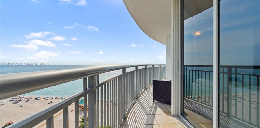 Condo in Sunny Isles Beach, Florida, 3 bedrooms  № 1746038