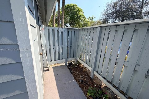 Touwnhouse à vendre à North Lauderdale, Floride: 3 chambres, 124.12 m2 № 2042295 - photo 15