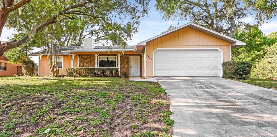 House in Tavares, Florida 3 bedrooms, 128.95 sq.m. № 2275774