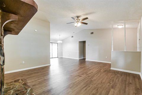 House in Tavares, Florida 3 bedrooms, 128.95 sq.m. № 2275774 - photo 3
