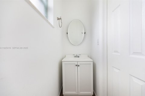 House in Miami, Florida 4 bedrooms, 393.72 sq.m. № 1992810 - photo 26