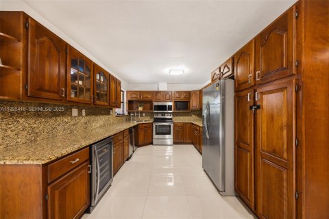 House in Miami, Florida 4 bedrooms, 393.72 sq.m. № 1992810 - photo 15