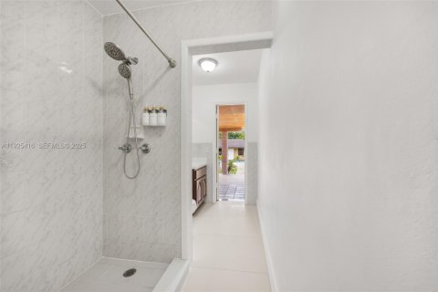 House in Miami, Florida 4 bedrooms, 393.72 sq.m. № 1992810 - photo 28