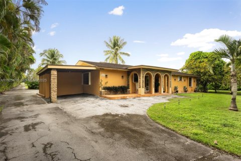 House in Miami, Florida 4 bedrooms, 393.72 sq.m. № 1992810 - photo 5