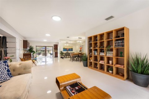 House in Miami, Florida 4 bedrooms, 393.72 sq.m. № 1992810 - photo 8