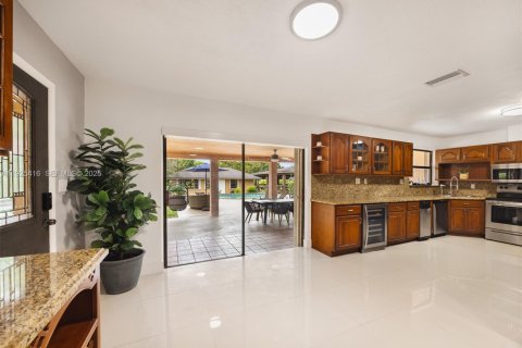 House in Miami, Florida 4 bedrooms, 393.72 sq.m. № 1992810 - photo 17