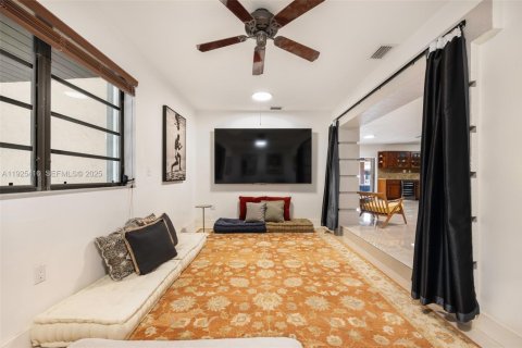 House in Miami, Florida 4 bedrooms, 393.72 sq.m. № 1992810 - photo 13