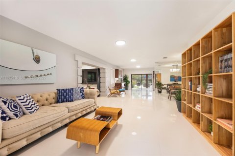 House in Miami, Florida 4 bedrooms, 393.72 sq.m. № 1992810 - photo 7