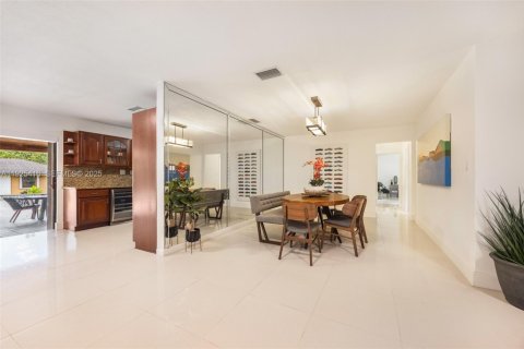 House in Miami, Florida 4 bedrooms, 393.72 sq.m. № 1992810 - photo 10