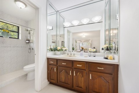 House in Miami, Florida 4 bedrooms, 393.72 sq.m. № 1992810 - photo 23