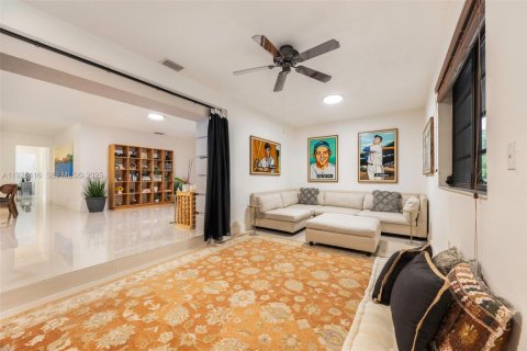 House in Miami, Florida 4 bedrooms, 393.72 sq.m. № 1992810 - photo 12