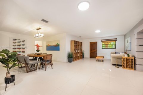 House in Miami, Florida 4 bedrooms, 393.72 sq.m. № 1992810 - photo 9