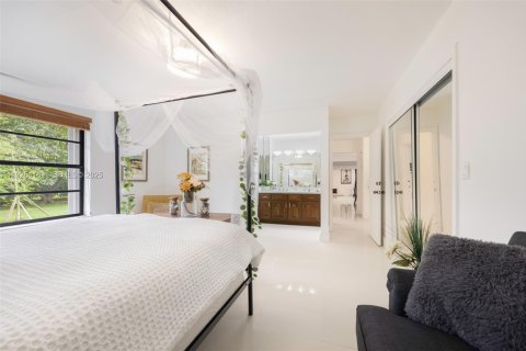 House in Miami, Florida 4 bedrooms, 393.72 sq.m. № 1992810 - photo 22