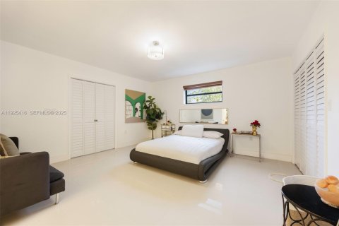 House in Miami, Florida 4 bedrooms, 393.72 sq.m. № 1992810 - photo 19