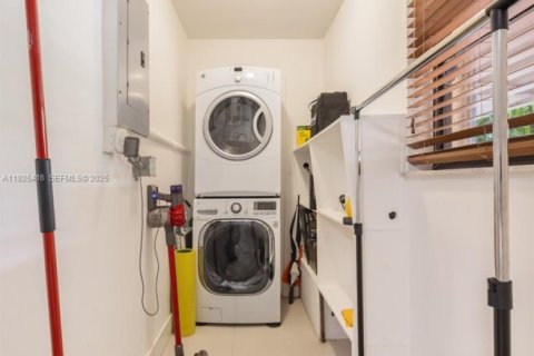 House in Miami, Florida 4 bedrooms, 393.72 sq.m. № 1992810 - photo 29